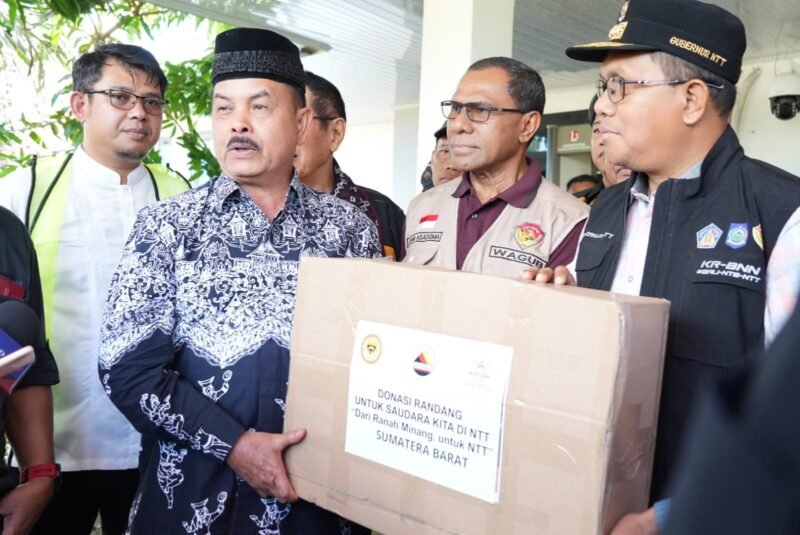 Perwakilan Keluarga Besar Minang, Fauzi Bahar, menyerahkan bantuan 3,6 ton rendang sebagai wujud kepedulian dan solidaritas masyarakat Minang terhadap warga Flores yang terdampak bencana.